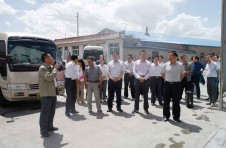 景泰縣四大領(lǐng)導班子一行蒞臨景泰金龍化工建材公司參觀(guān)考察
