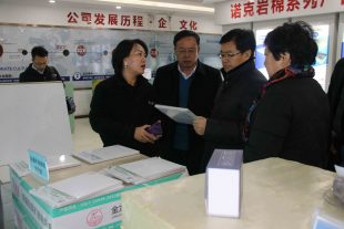 白銀市市長(cháng)張旭晨、景泰縣縣委書(shū)記李作璧、縣長(cháng)張文玲等一行領(lǐng)導對金龍建材視察指導工作